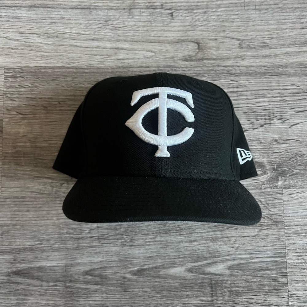 New Era Minnesota Twins Black White Fitted Hat/Cap Size 7 3/8